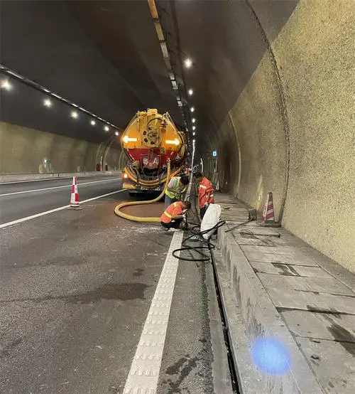 三沙隧道排水渠清淤